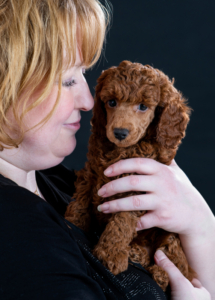 Beate Foltas mit Zwergpudelwelpen vom roten Bernstein